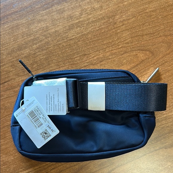 Lululemon Everywhere Belt Bag - Navy NWT - Picture 4 of 9